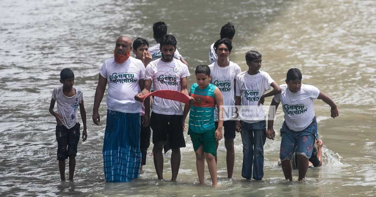 নদী বাঁচাতে বুড়িগঙ্গায় ‘গণগোসল’