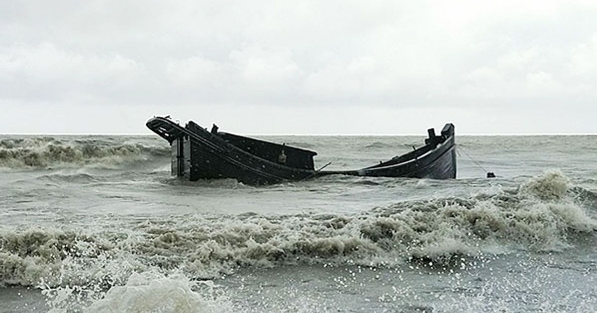 জোয়ারে ডুবল ট্রলার, ১৫ ঘণ্টা ধরে নিখোঁজ দুজন