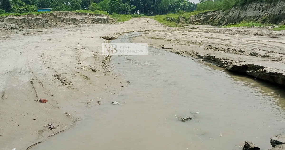 নদীর ধারে অফিস, ‘টোপ মেরে’ আসে টাকা