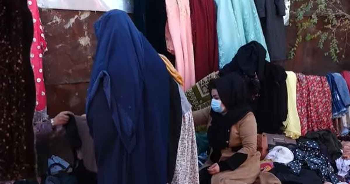 রাস্তায় কাপড় বেচছেন আফগান নারী সাংবাদিক
