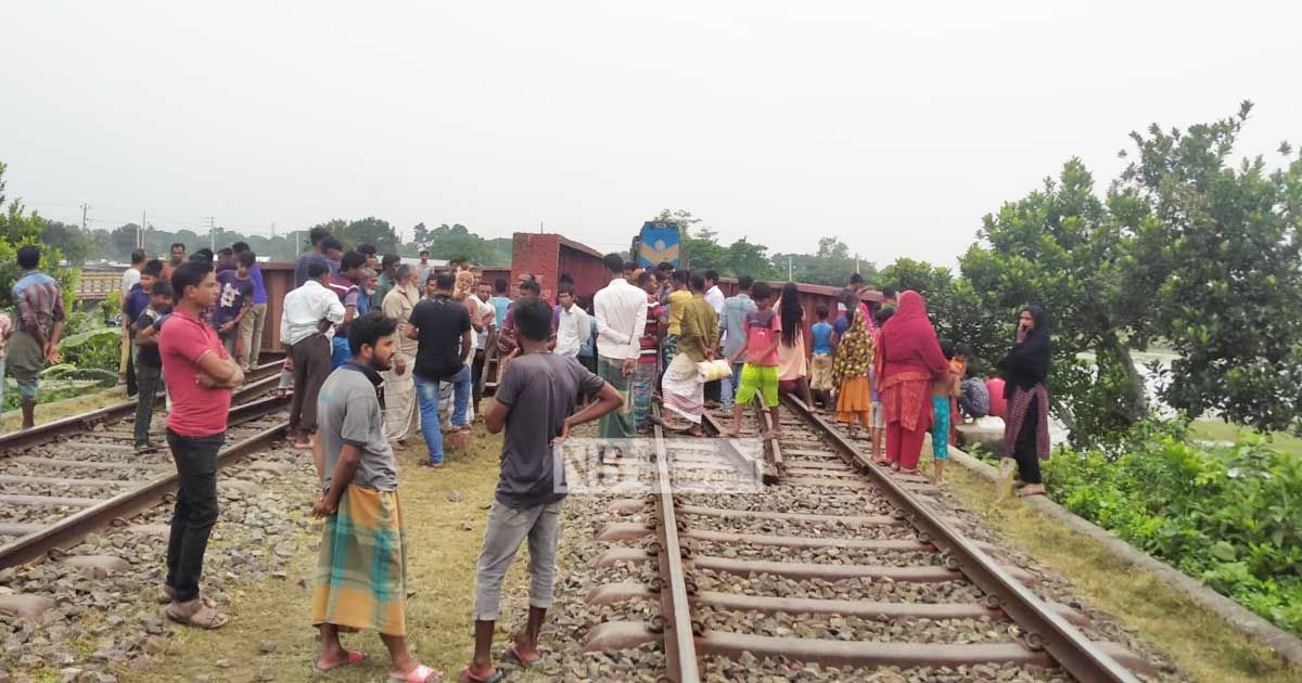 থামার-সংকেত-না-মানায়-ট্রেনচালককে-শ্রমিকদের-পিটুনি