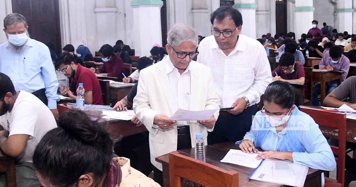 পরীক্ষা কেন্দ্রের ছবি তোলায় দুজনকে আটক