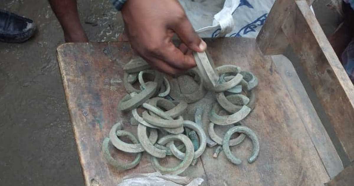 গুপ্তধনে সোনা নয়, পিতলের বালা