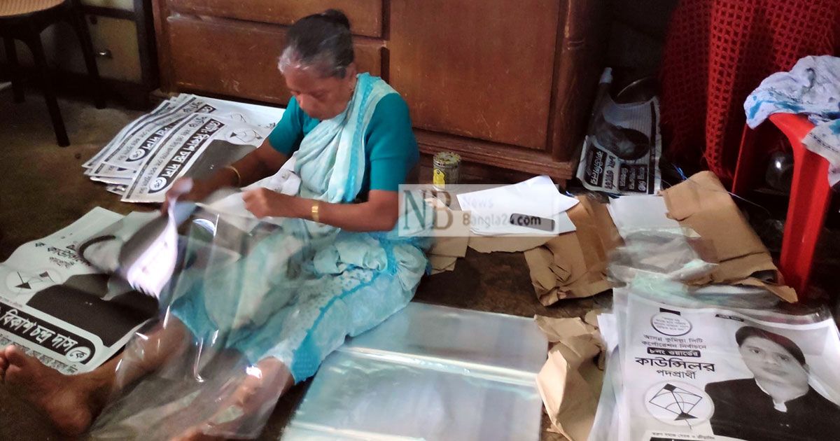 ছেলের জন্য রাত জেগে পোস্টার সাঁটান মা