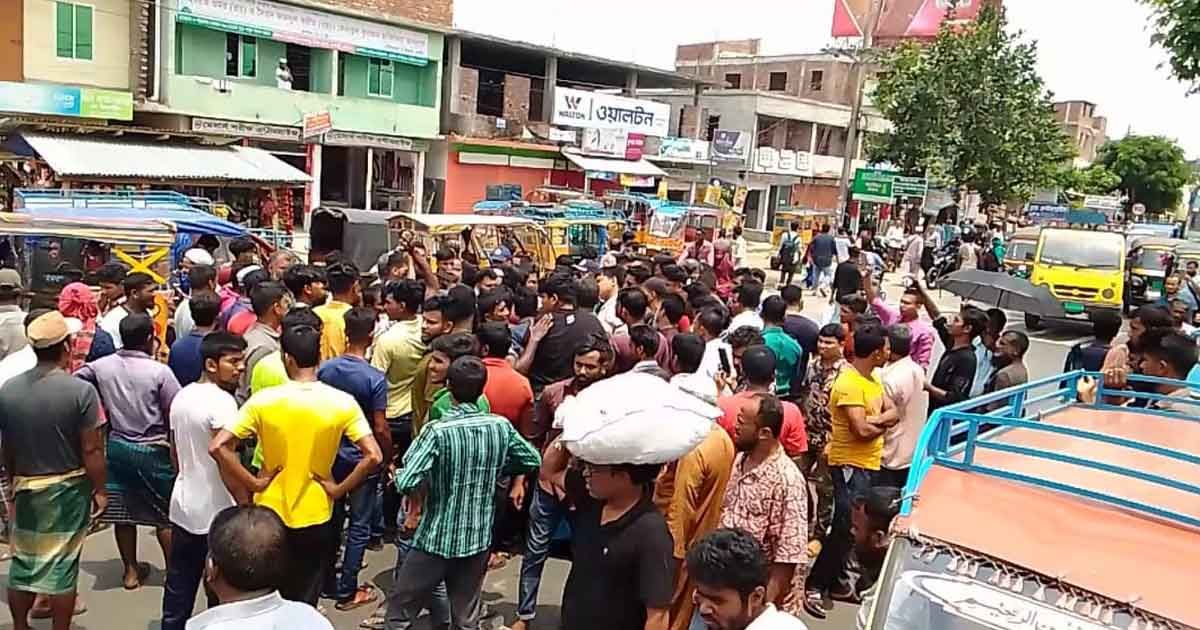 থ্রি হুইলার চালকদের মহাসড়ক অবরোধ