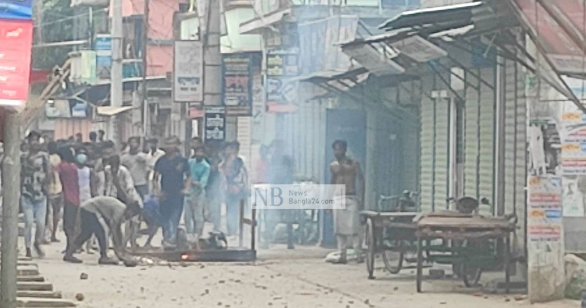 সিদ্ধিরগঞ্জে-পুলিশের-সঙ্গে-এলাকাবাসীর-সংঘর্ষ
