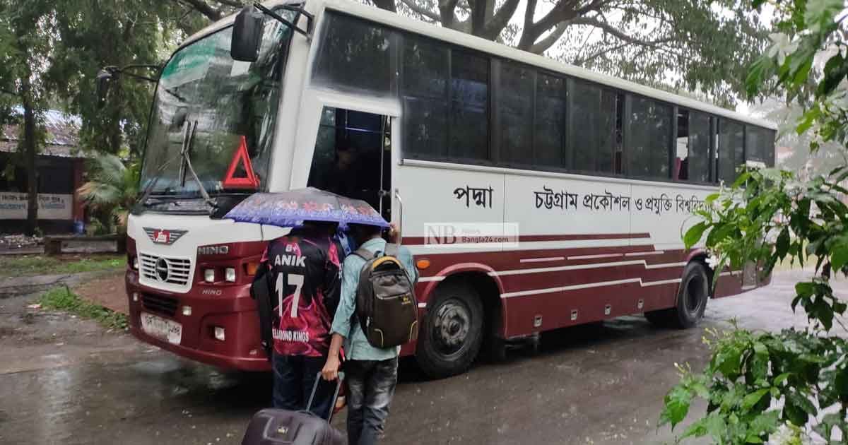 বৃষ্টির মধ্যে হল ছাড়ছেন চুয়েট শিক্ষার্থীরা