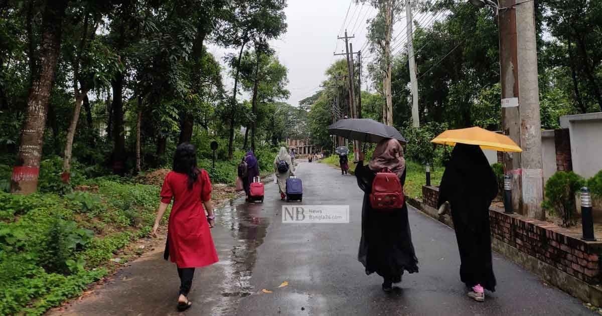 বৃষ্টির মধ্যে হল ছাড়ছেন চুয়েট শিক্ষার্থীরা