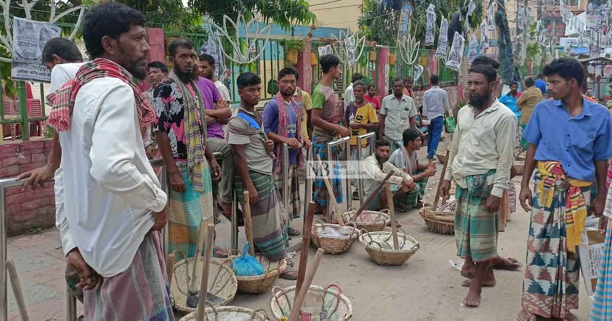 ভোট উৎসবের নগরীতে দিনমজুরদের মলিন মুখ