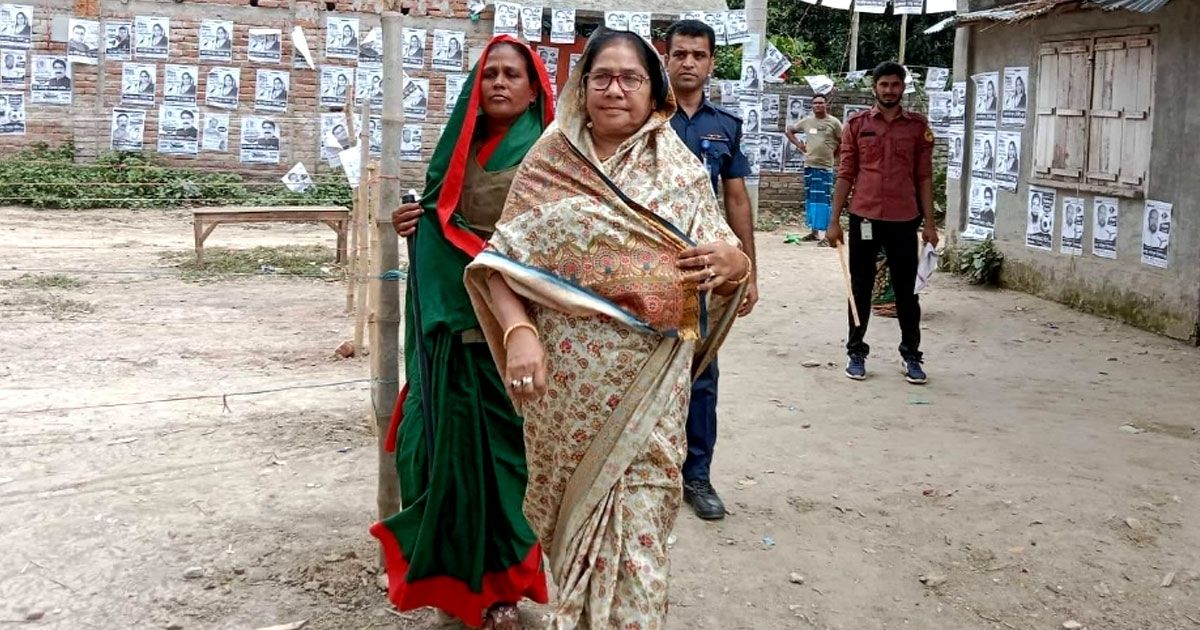 ভোটকেন্দ্রে নারী ইউপি সদস‍্য আটক