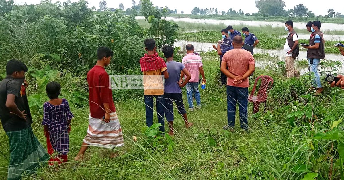 নদীর ধারে অর্ধগলিত মরদেহ