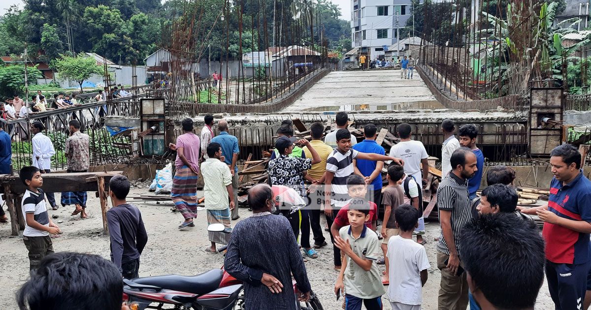 নির্মাণের সময় দেবে গেল সাড়ে ৩ কোটি টাকার সেতু