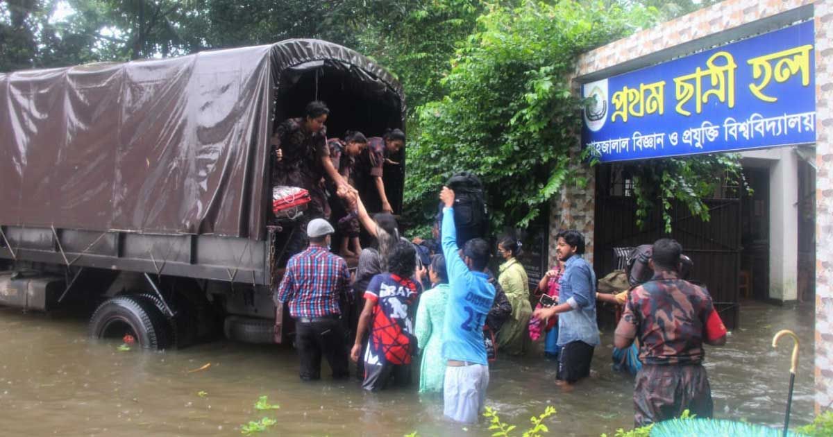 পানিবন্দি-শাবি-শিক্ষার্থীদের-উদ্ধার-করল-বিজিবি