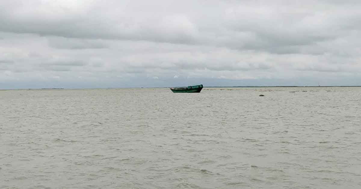 বিকল ট্রলারে শতাধিক যাত্রী, বাঁচার আকুতি