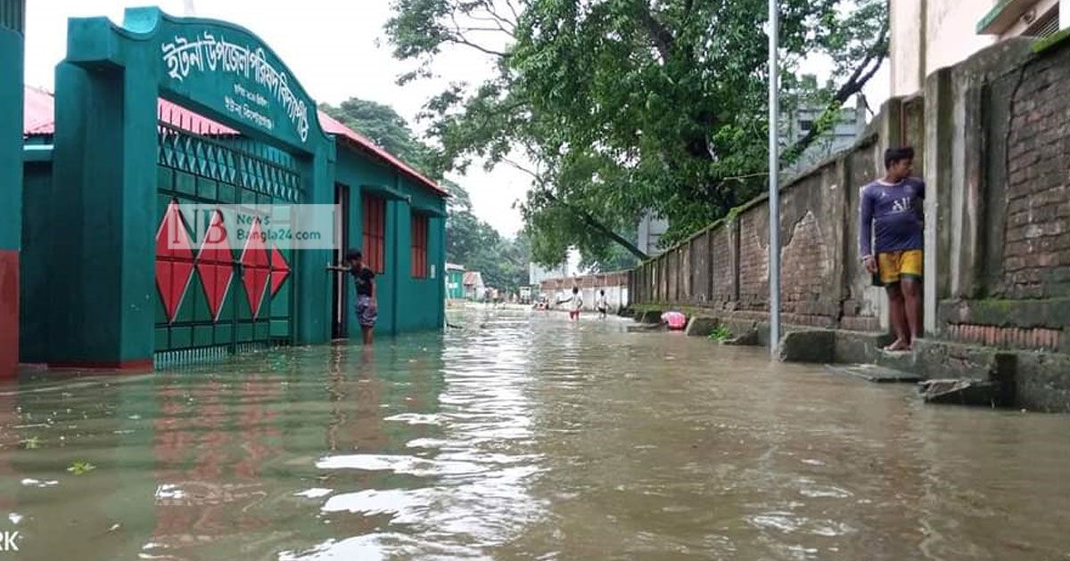 উজানের ঢলে হাওরের লোকালয় প্লাবিত