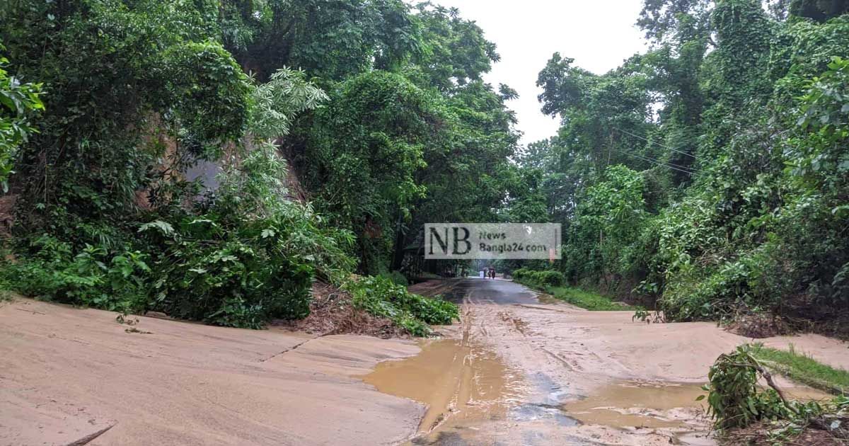 পাহাড়ধসে চবিতে রাস্তা বন্ধ