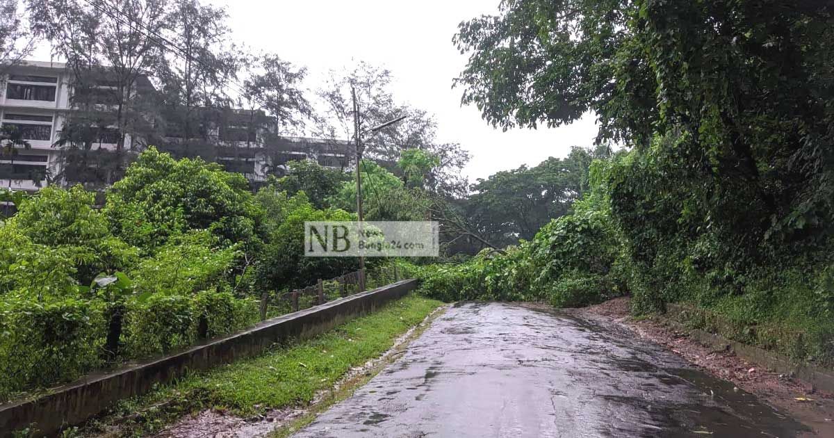 পাহাড়ধসে চবিতে রাস্তা বন্ধ