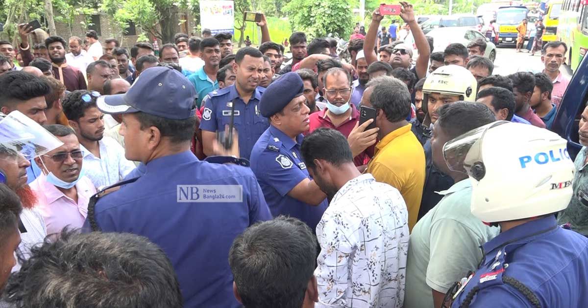 হাইওয়ে পুলিশের ‘চাঁদাবাজি’, চালকদের মহাসড়ক অবরোধ