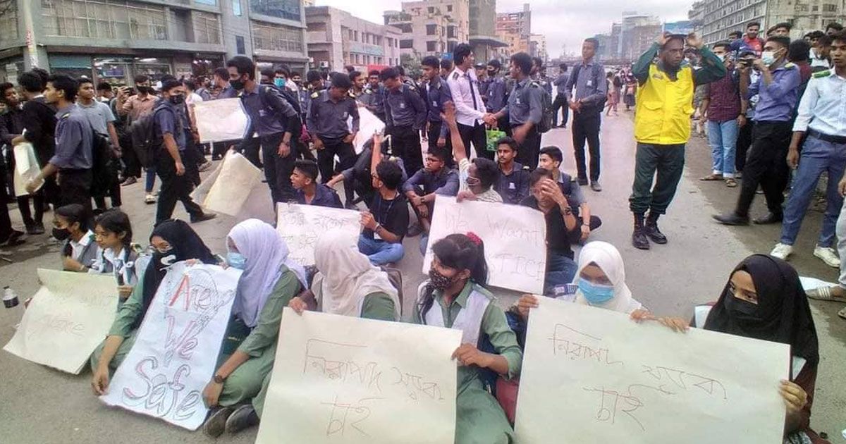 নিরাপদ সড়কের দাবিতে উত্তরায় শিক্ষার্থীদের অবরোধ