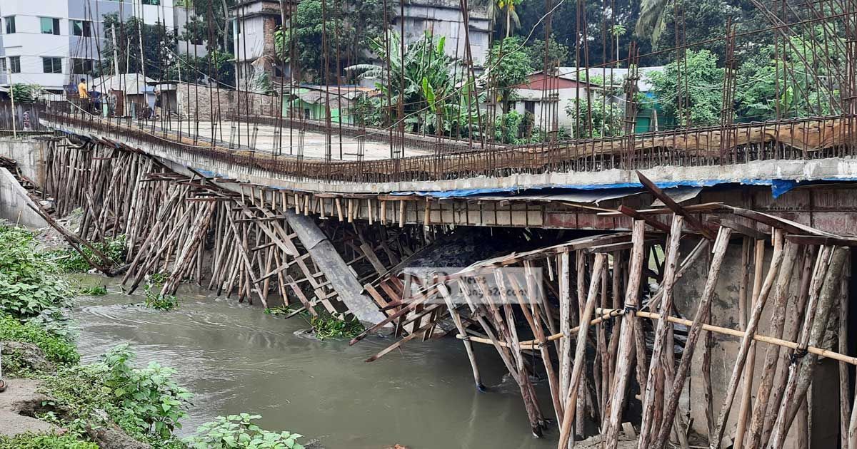 ক্ষমতার-দাপটে-সেতু-নির্মাণে-গাছের-গুঁড়ি-অতঃপর-ধস