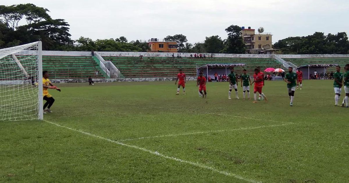 ১০ জনের রহমতগঞ্জের বিপক্ষে জয় পেল কিংস