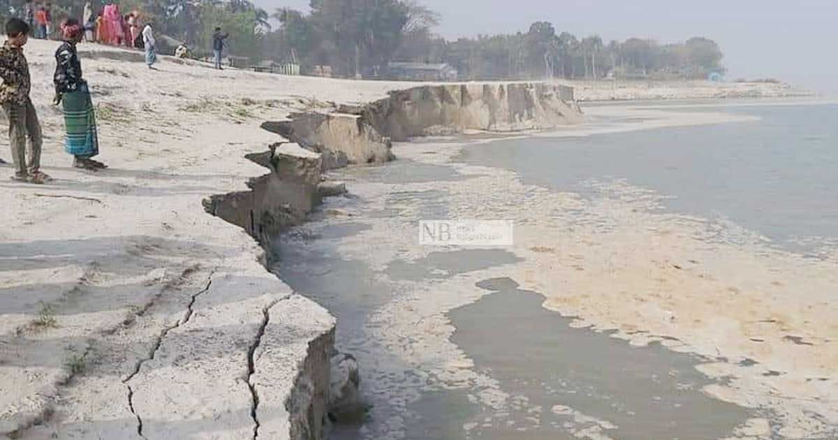 পদ্মার-পানি-বাড়ায়-ফরিদপুরে-রক্ষা-বাঁধে-ভাঙন