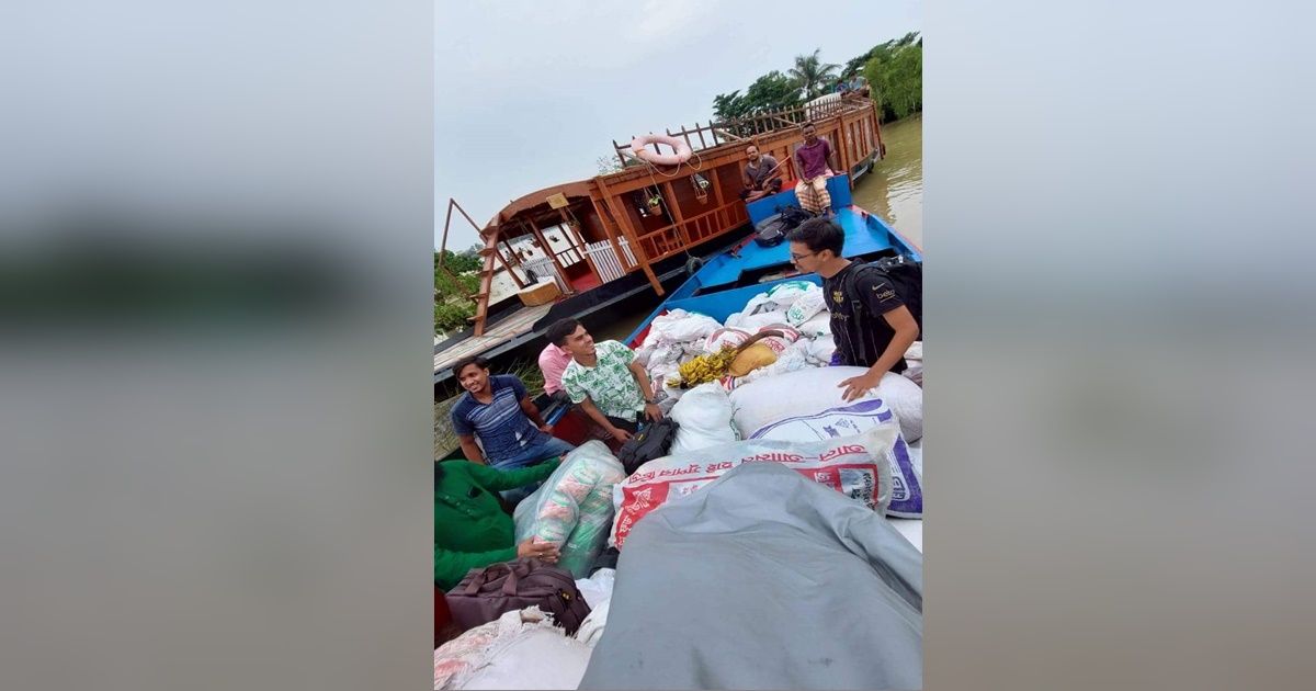 বন্যাদুর্গতদের পাশে ‘আলোর অনির্বাণ’