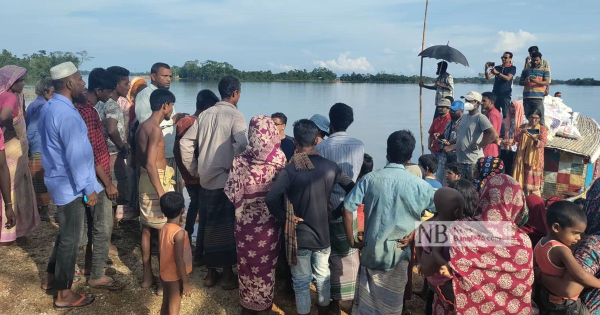 নৌকা দেখলেই ত্রাণের আশায় ছোটাছুটি