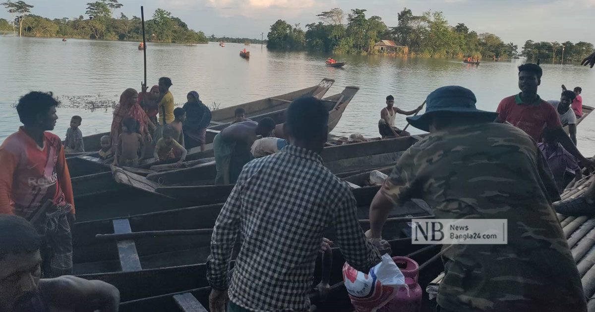 নৌকা দেখলেই ত্রাণের আশায় ছোটাছুটি