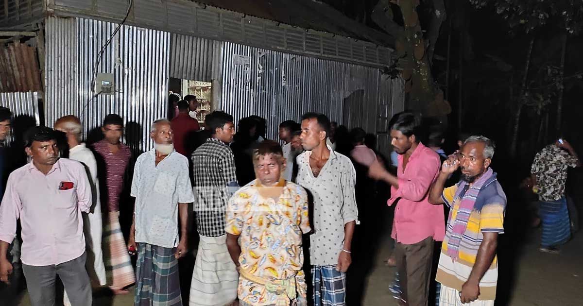 তিনজনকে কুপিয়ে হত্যা করে সারা রাত গাছে