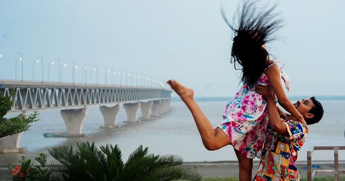 ‘আলিঙ্গনে ঘুচে যাক সব দূরত্ব’