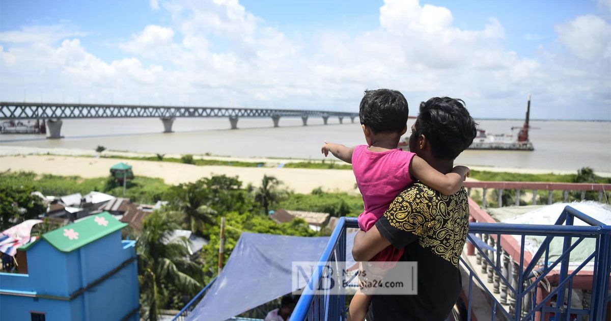 শেখ-হাসিনাকে-একনজর-দেখতে-বাড়ির-ছাদেও-ভিড়