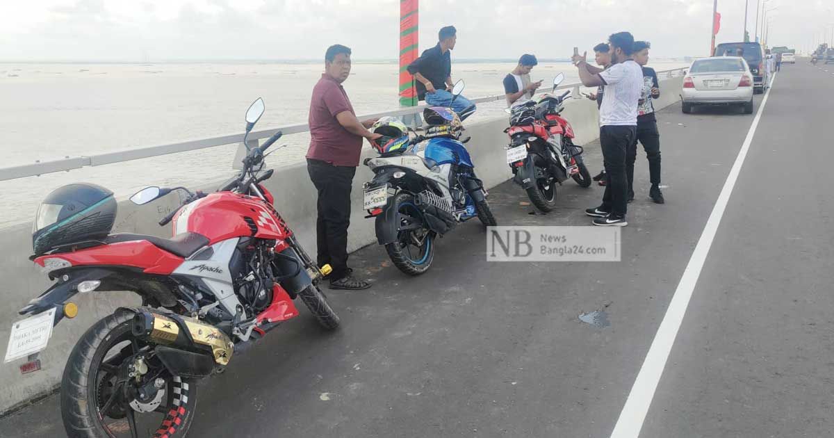 পদ্মা সেতুতে নিয়ম ভাঙার ‘প্রতিযোগিতা’