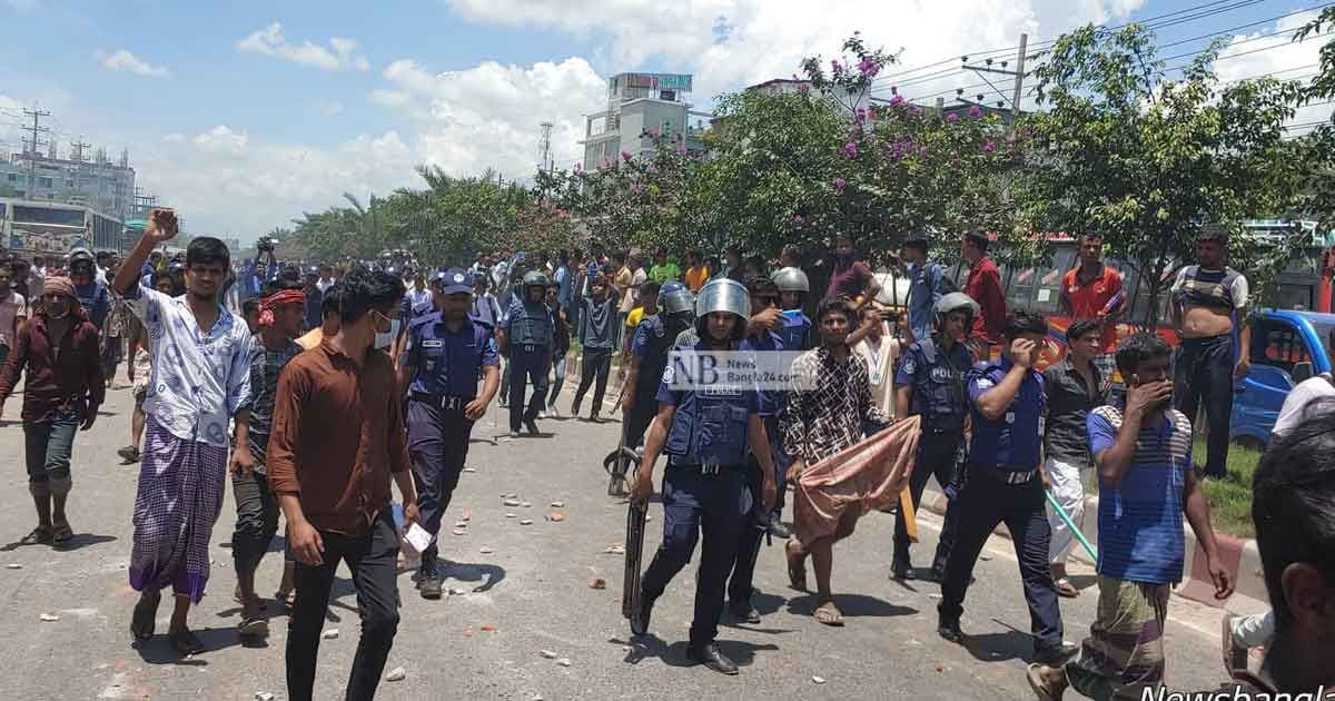 পুলিশের ‘চাঁদাবাজি’: সড়ক অবরোধ করে শ্রমিকদের বিক্ষোভ