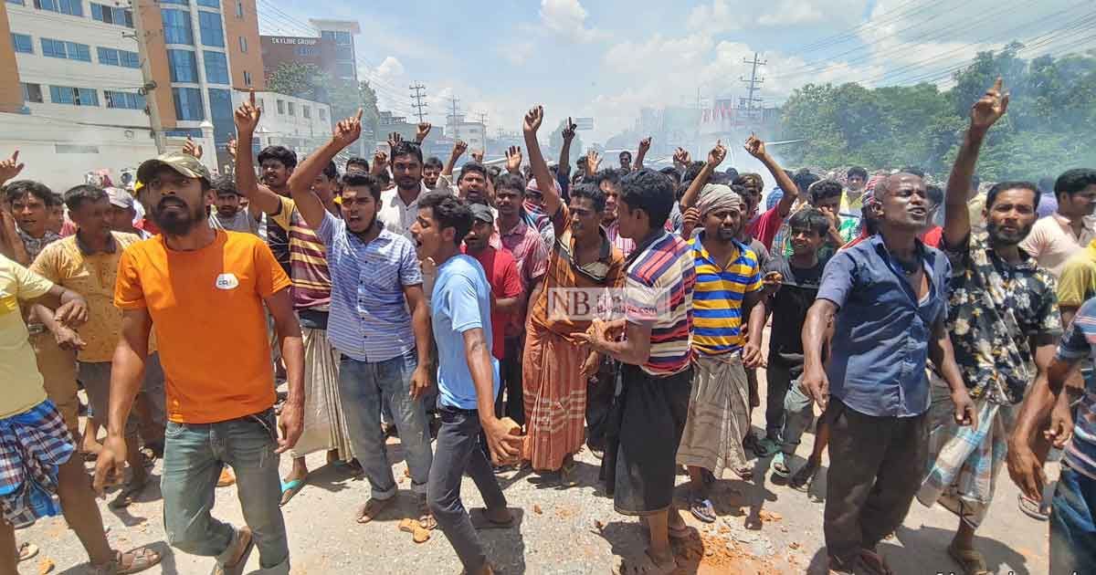 পুলিশের ‘চাঁদাবাজি’: সড়ক অবরোধ করে শ্রমিকদের বিক্ষোভ