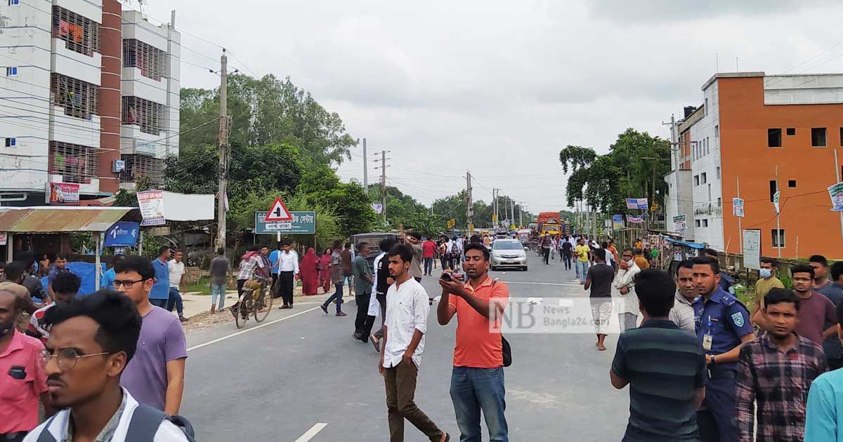 বাইকের ধাক্কায় শিক্ষার্থী আহত, ২ ঘণ্টা সড়ক অবরোধ