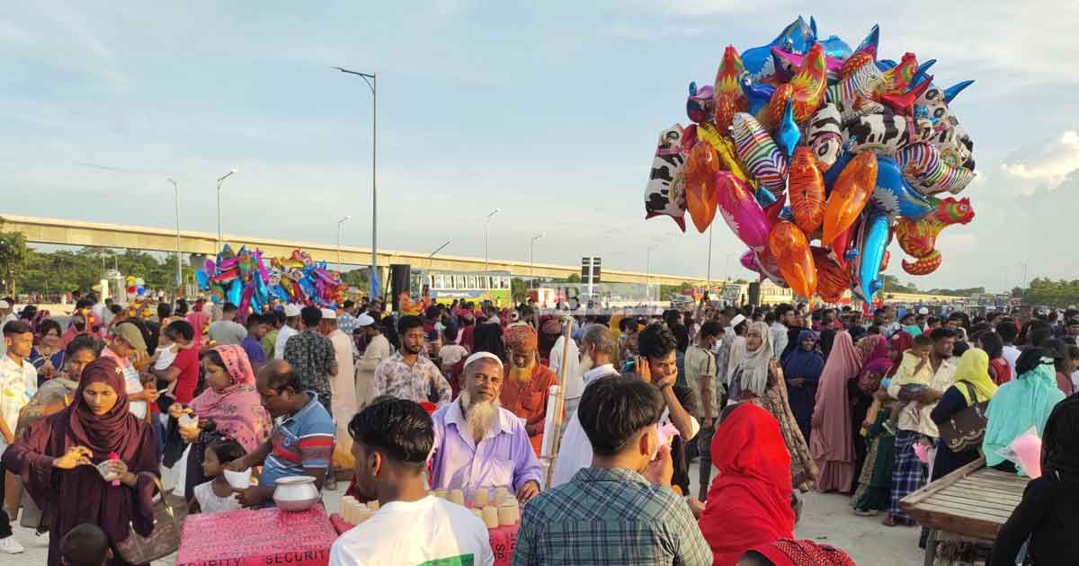 পদ্মার জাজিরা প্রান্তে উৎসবমুখর আবহ