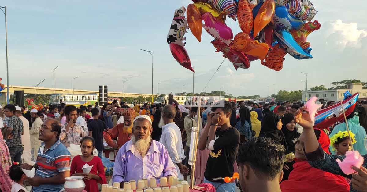 পদ্মার জাজিরা প্রান্তে উৎসবমুখর আবহ