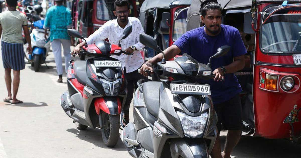 শ্রীলঙ্কায় ব্যক্তিগত যানবাহনে জ্বালানি বন্ধ 