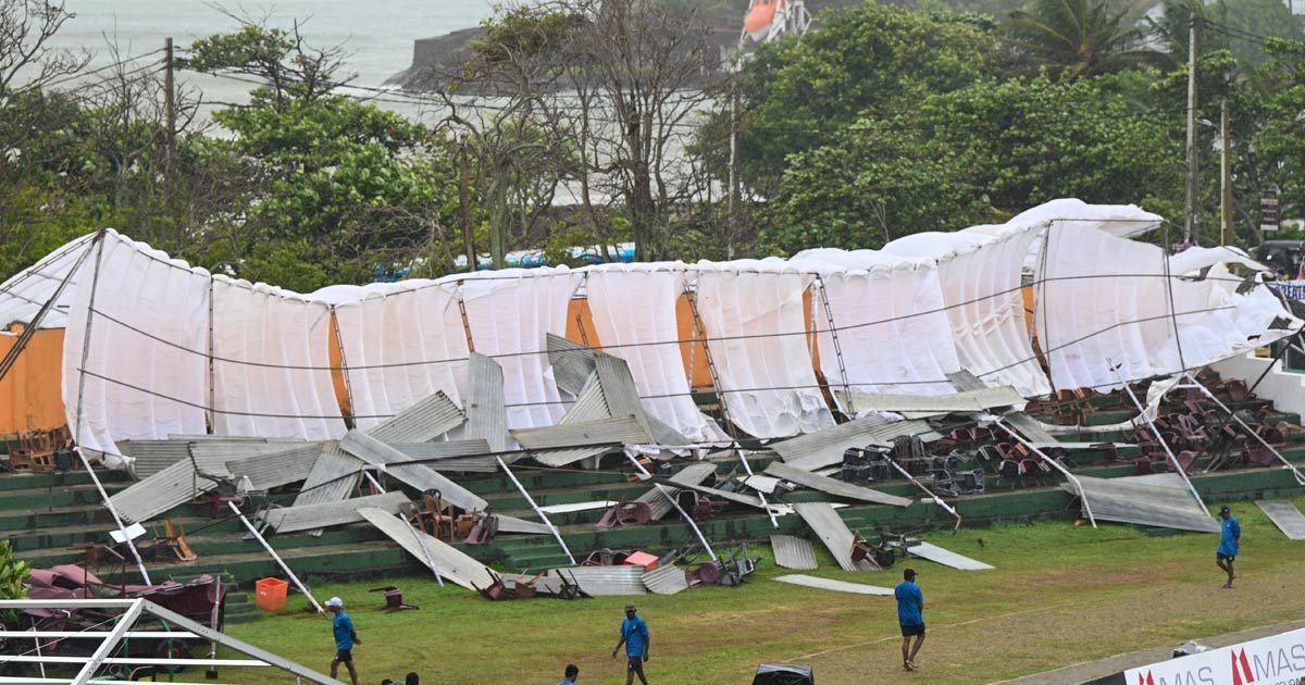 গল টেস্টে ঝড়, ভেঙে গেল অস্থায়ী গ্যালারি 