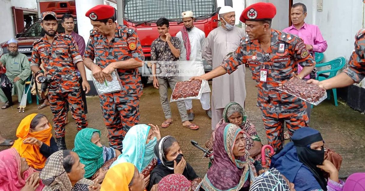 সৌদি-খেজুর-নিয়ে-বন্যার্তদের-পাশে-ফায়ার-সার্ভিস