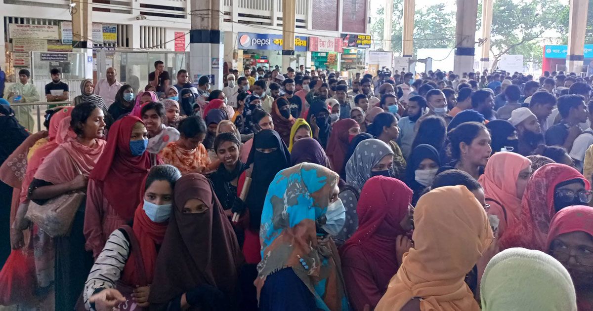 ১৭ ঘণ্টা দাঁড়িয়েও মেলেনি ট্রেনের টিকিট