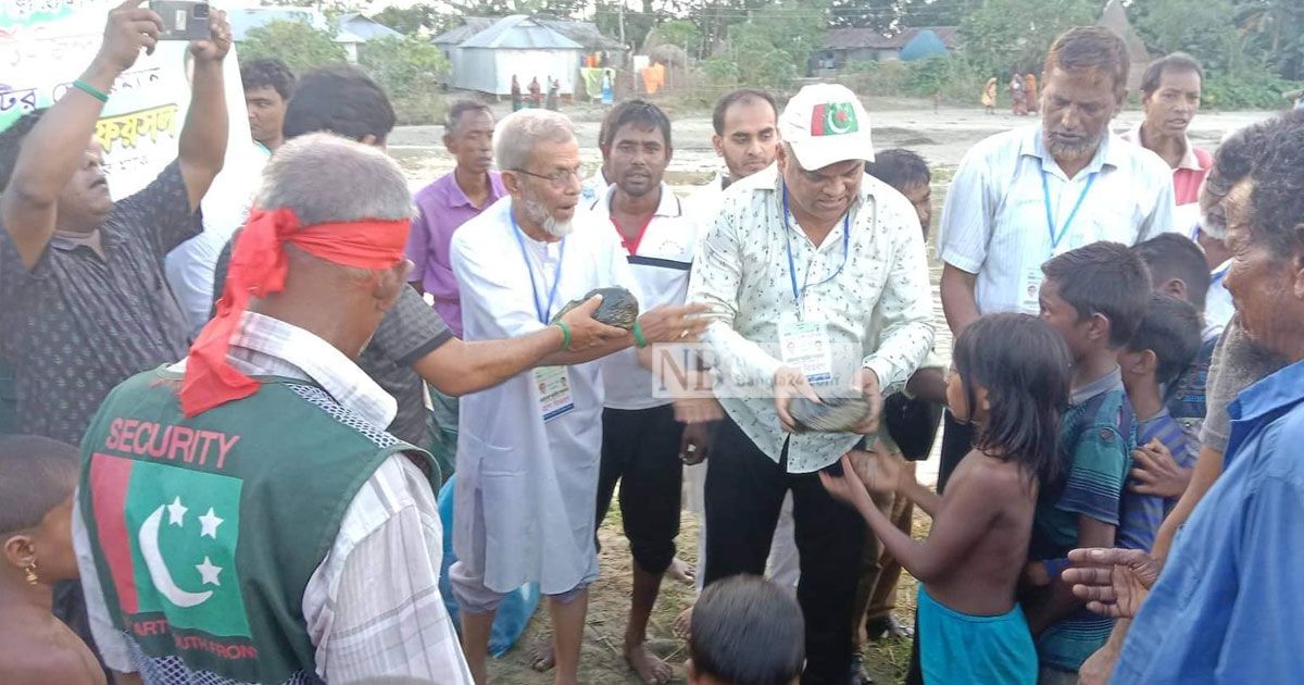 জাকের পার্টির ত্রাণ বিতরণ 