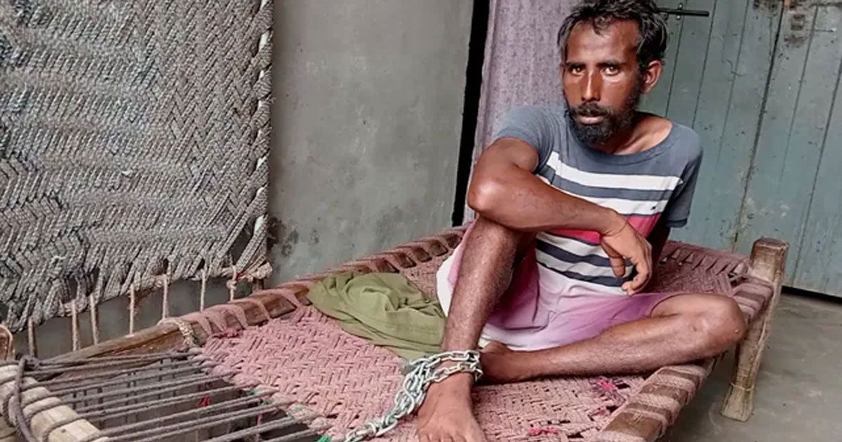 মাদকাসক্ত ছেলেকে শিকলে বেঁধে রাখলেন মা