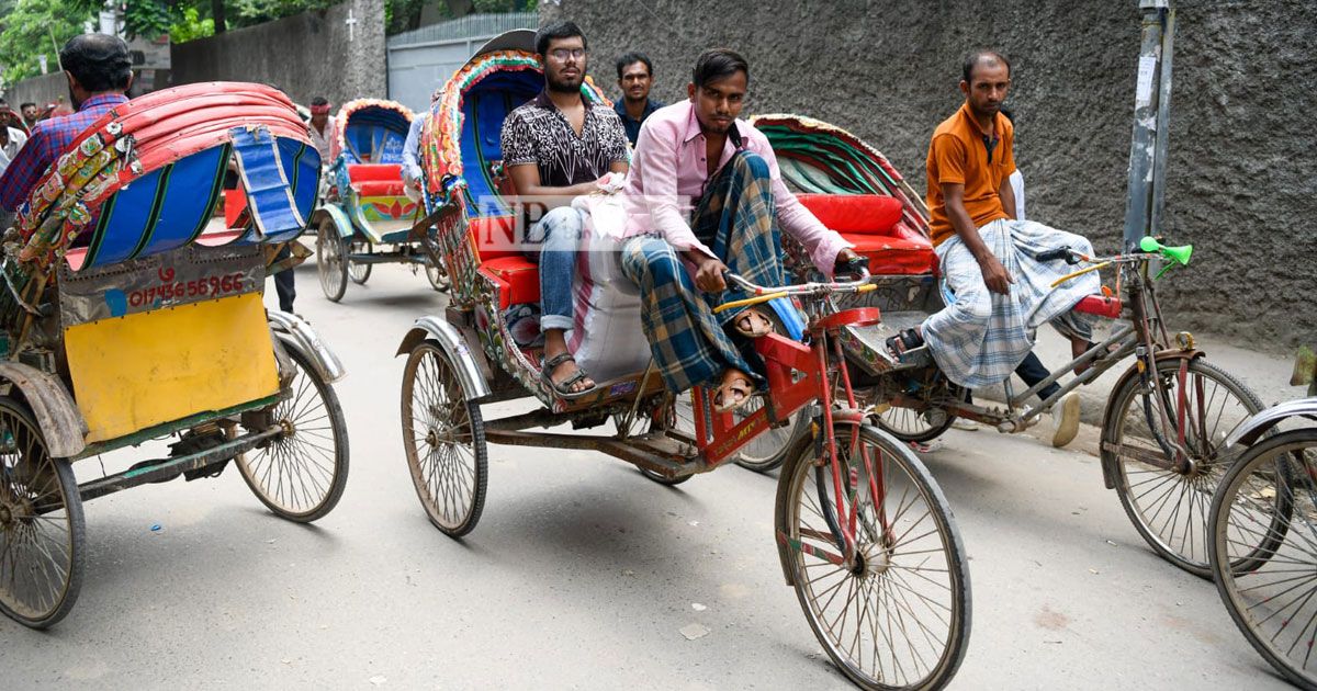 ব্যাটারিচালিত রিকশার চোর-পুলিশ খেলা