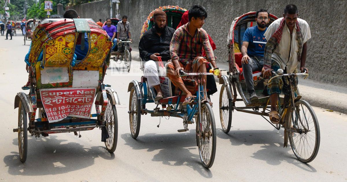ব্যাটারিচালিত রিকশার চোর-পুলিশ খেলা