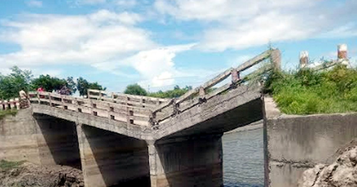 সাতক্ষীরায় সেতু ভেঙে বিচ্ছিন্ন দুই জনপদ