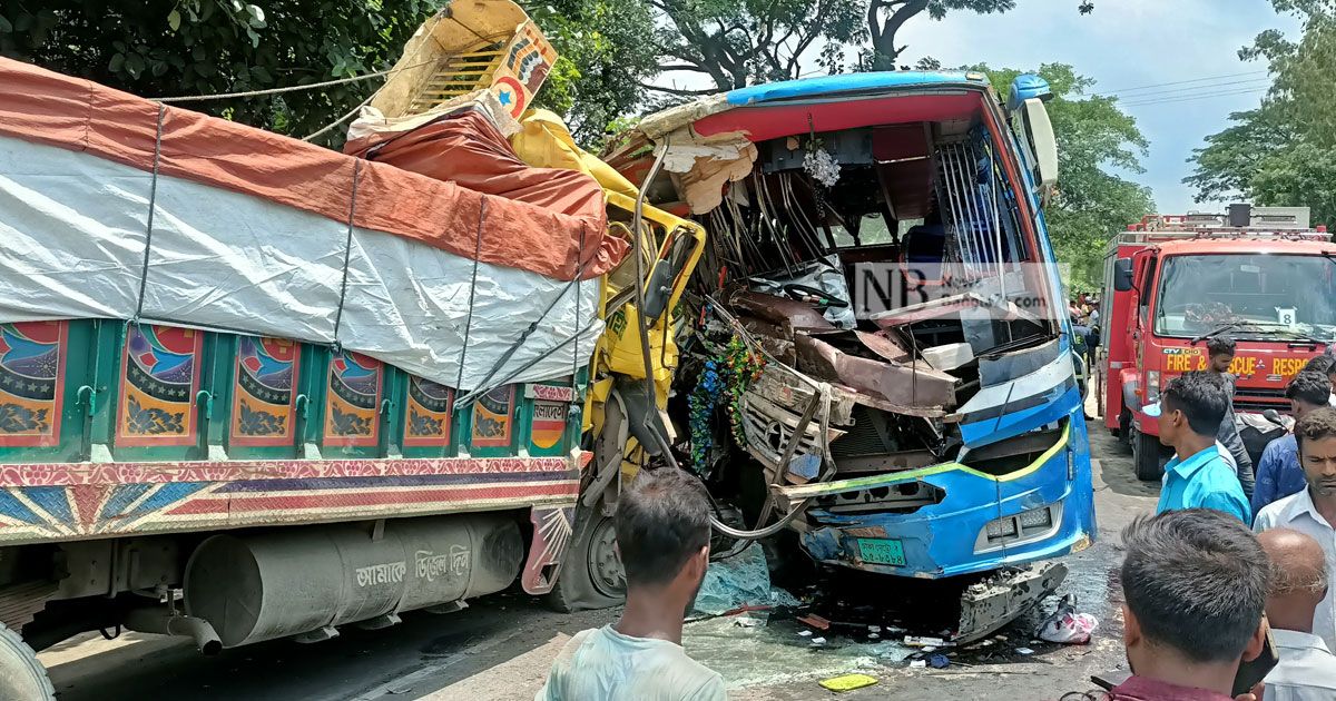 বাস-ট্রাক সংঘর্ষে যাত্রী নিহত