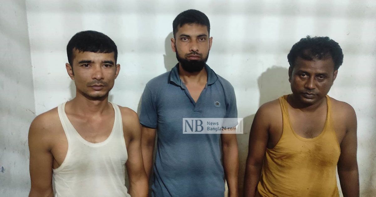 ‘ডাকাতির প্রস্তুতিকালে’ দেশীয় অস্ত্রসহ আটক ৩