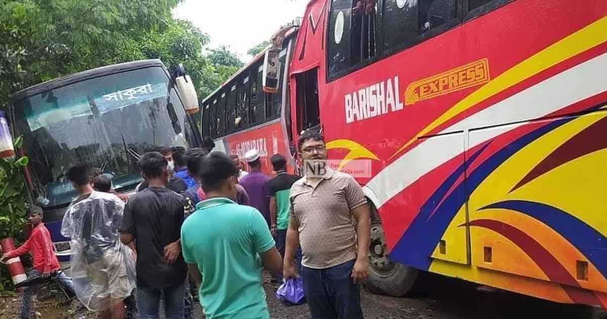 দুই বাসের সংঘর্ষে আহত ৩৩